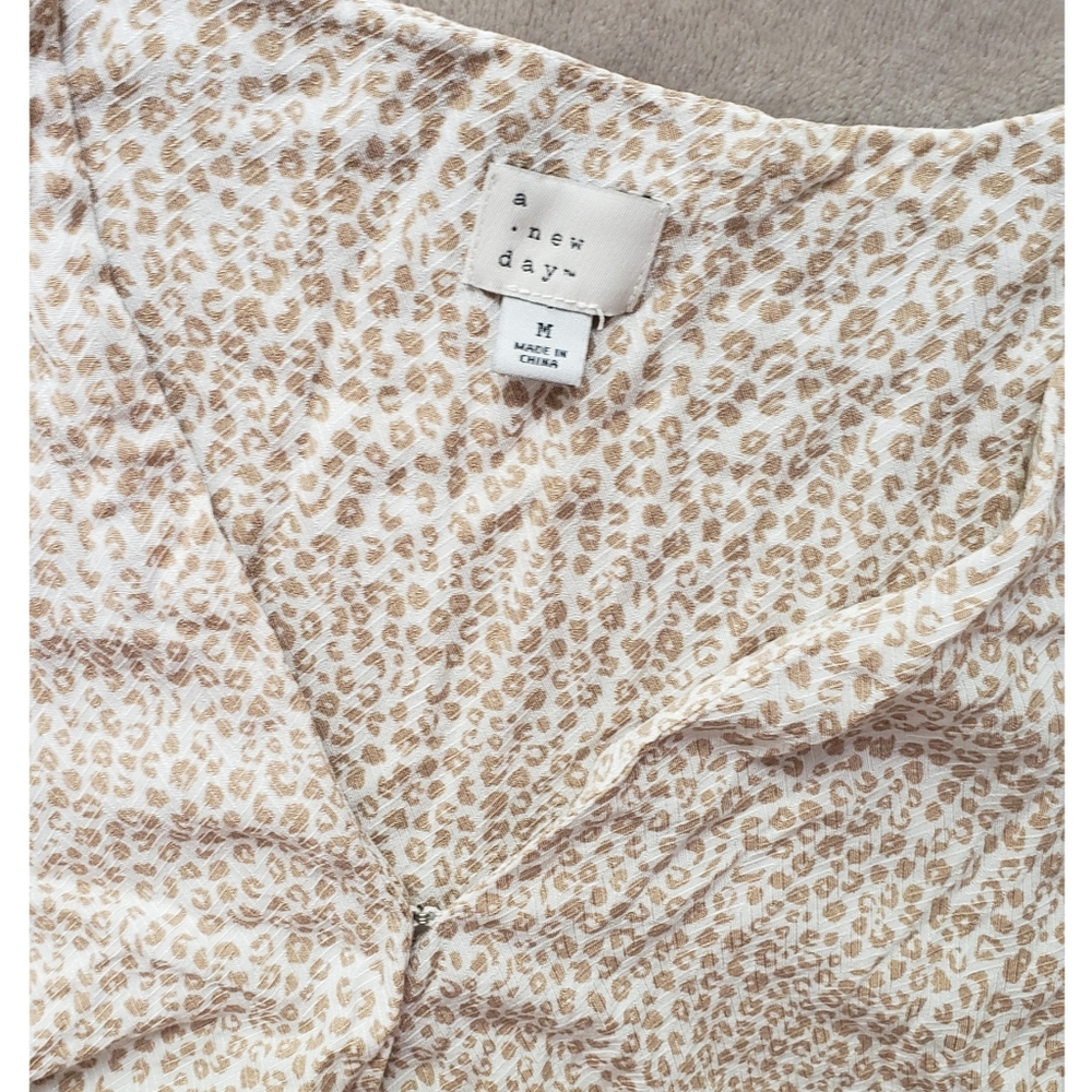 A NEW DAY speckled vneck cuff cap sleeve top M
